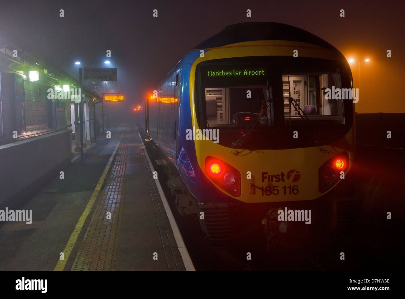 Treno a Windermere stazione ferroviaria, Parco Nazionale del Distretto dei Laghi, Cumbria, England Regno Unito Foto Stock