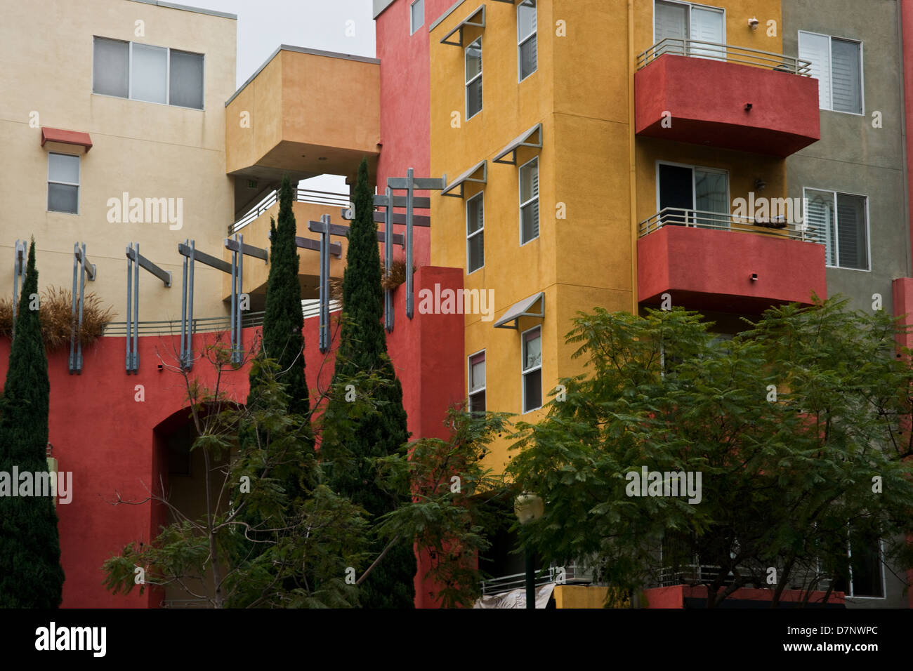 Stile spagnolo, gli edifici colorati in forme geometriche Foto Stock