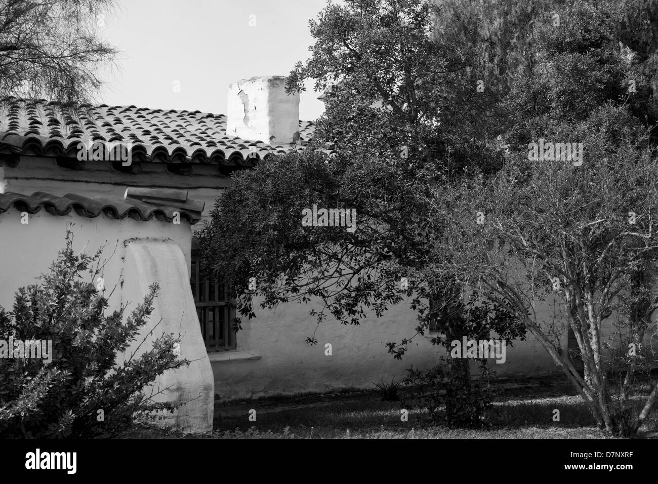 Un piccolo dipinto di bianco e basso edificio casa in bianco e nero Foto Stock