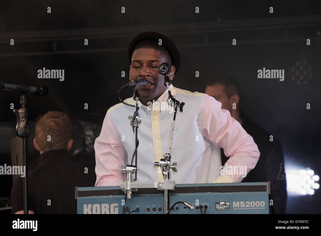 Labrinth Timothy Mc Kenzie sintetizzatore a giocare al partito per festeggiare l arrivo del 2012 torcia olimpica in Exeter Regno Unito Foto Stock