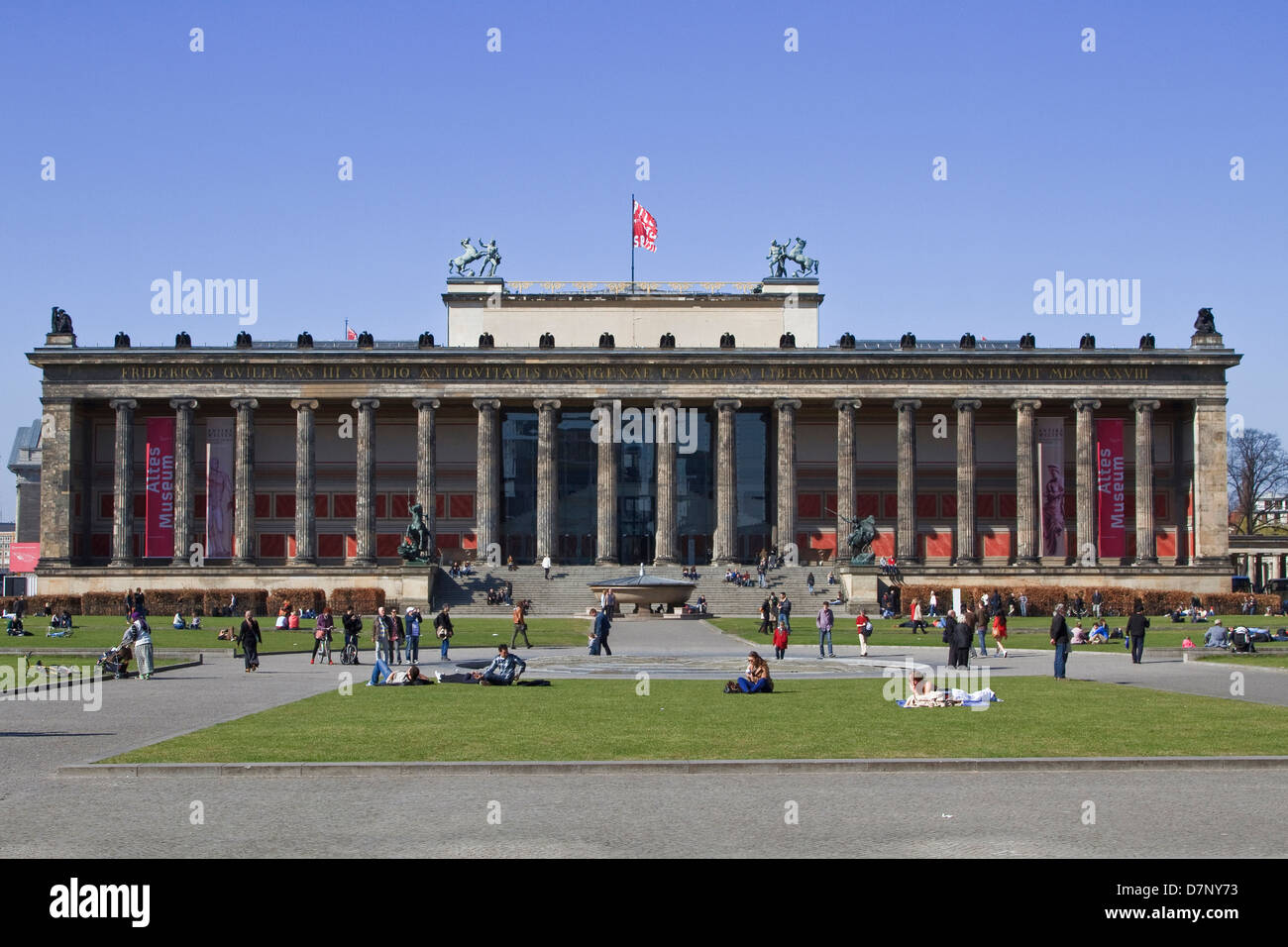 L'Altes Museum di Berlino è stato completato1830 dall'architetto Karl Friedrich Schinkel in stile neoclassico di architettura Foto Stock