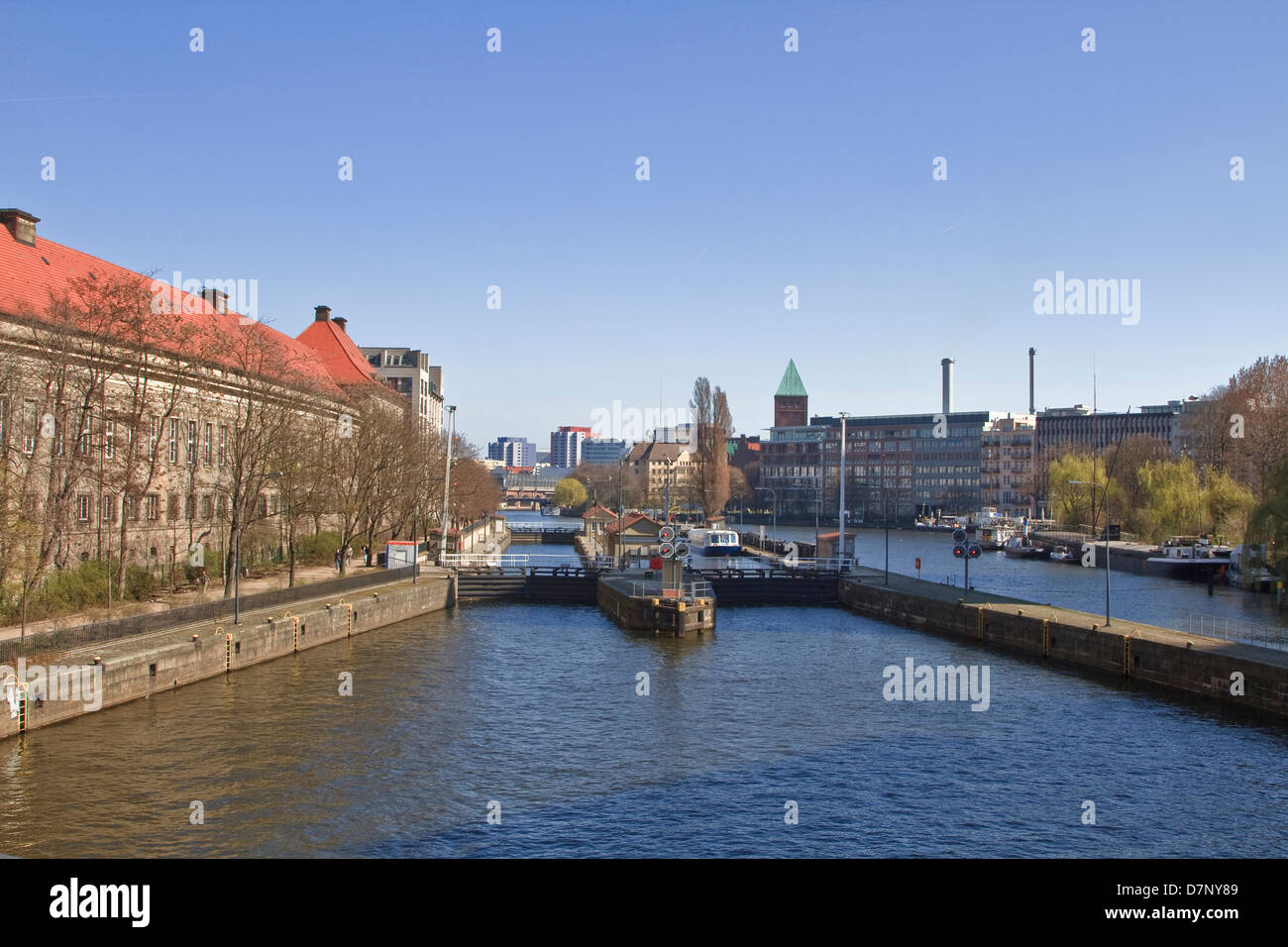 A volte chiamato Berlino docks, il Mühlendamm Schleuse è un insieme di blocchi nel centro di Berlino sul fiume Spree Foto Stock