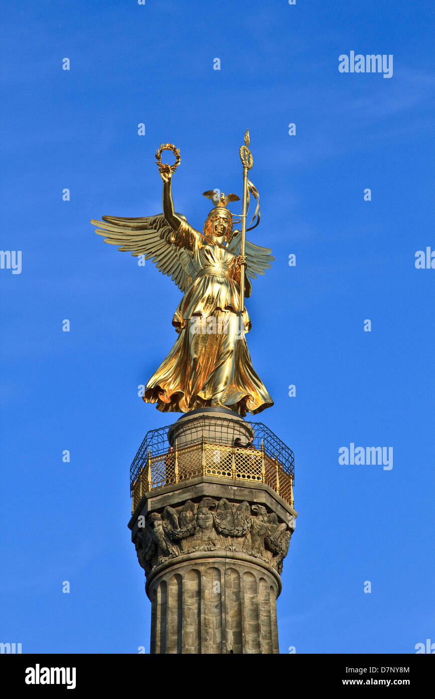 Statua dorata di Victoria sulla sommità della Siegessaule (Colonna della Vittoria) di Berlino Foto Stock