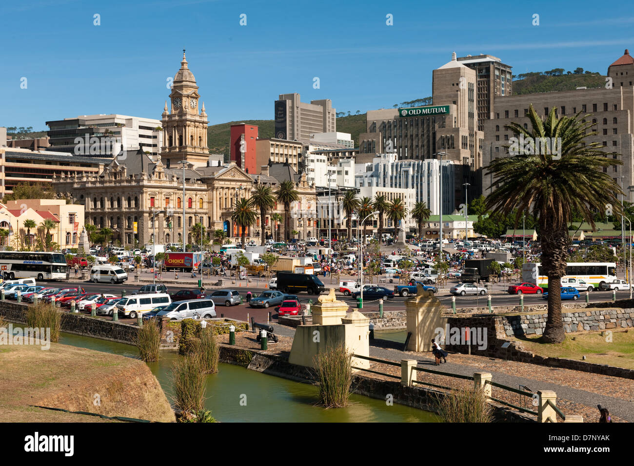 Fossato del Castello di Buona Speranza con il Municipio dietro, Cape Town, Sud Africa Foto Stock