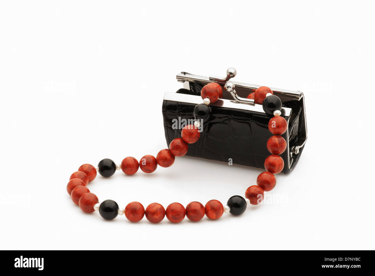 Perle di corallo collana gioielli con apri Borsa nera Foto Stock