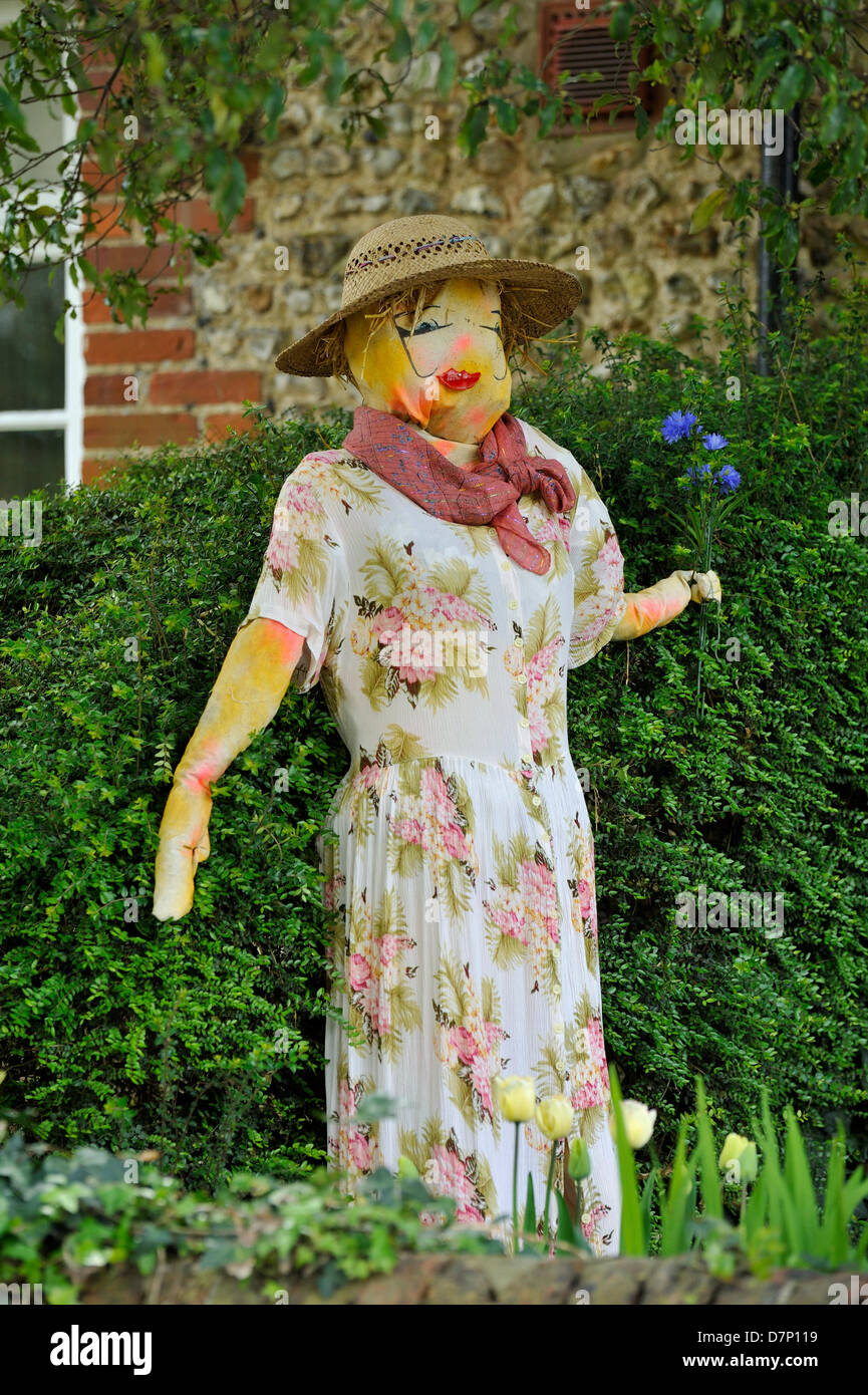 Lo Spaventapasseri vestito da donna in piedi in un paese di campagna garden Foto Stock
