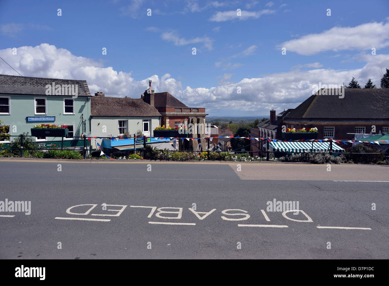 Baia di disabili nella strada principale di Great Malvern, Worcestershire, Regno Unito Foto Stock