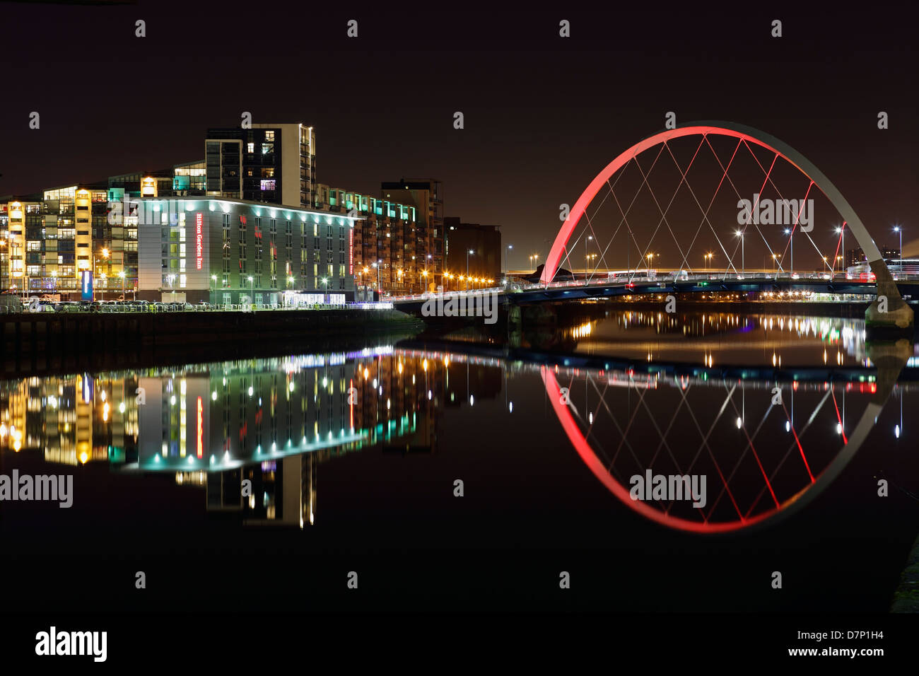 Il Clyde ponte ad arco riflesso nel fiume Clyde, Glasgow, Scotland, Regno Unito Foto Stock