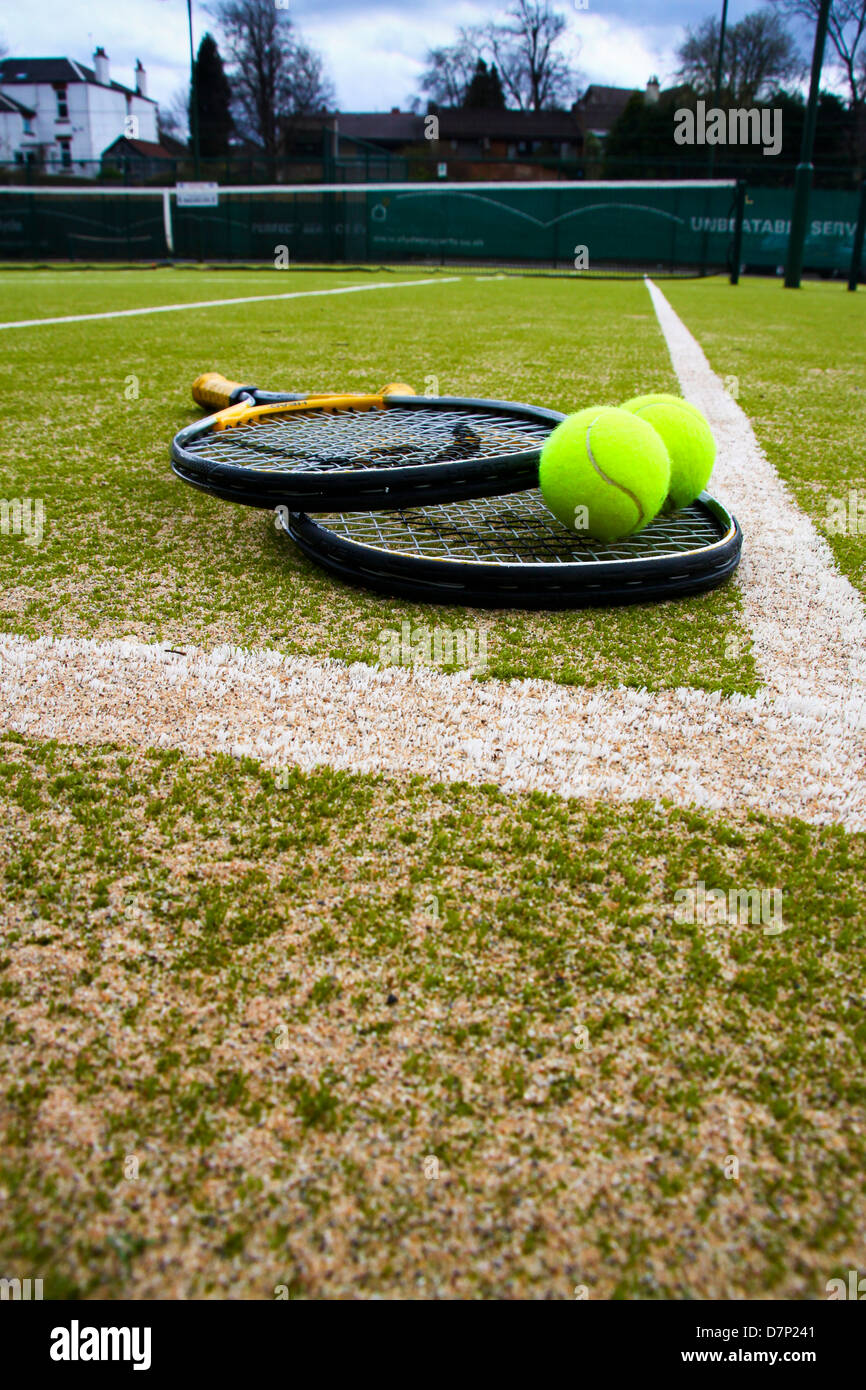Concetto di tennis con racchette e palle Foto Stock