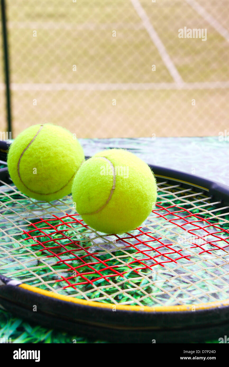 Concetto di tennis con racchette e palle Foto Stock