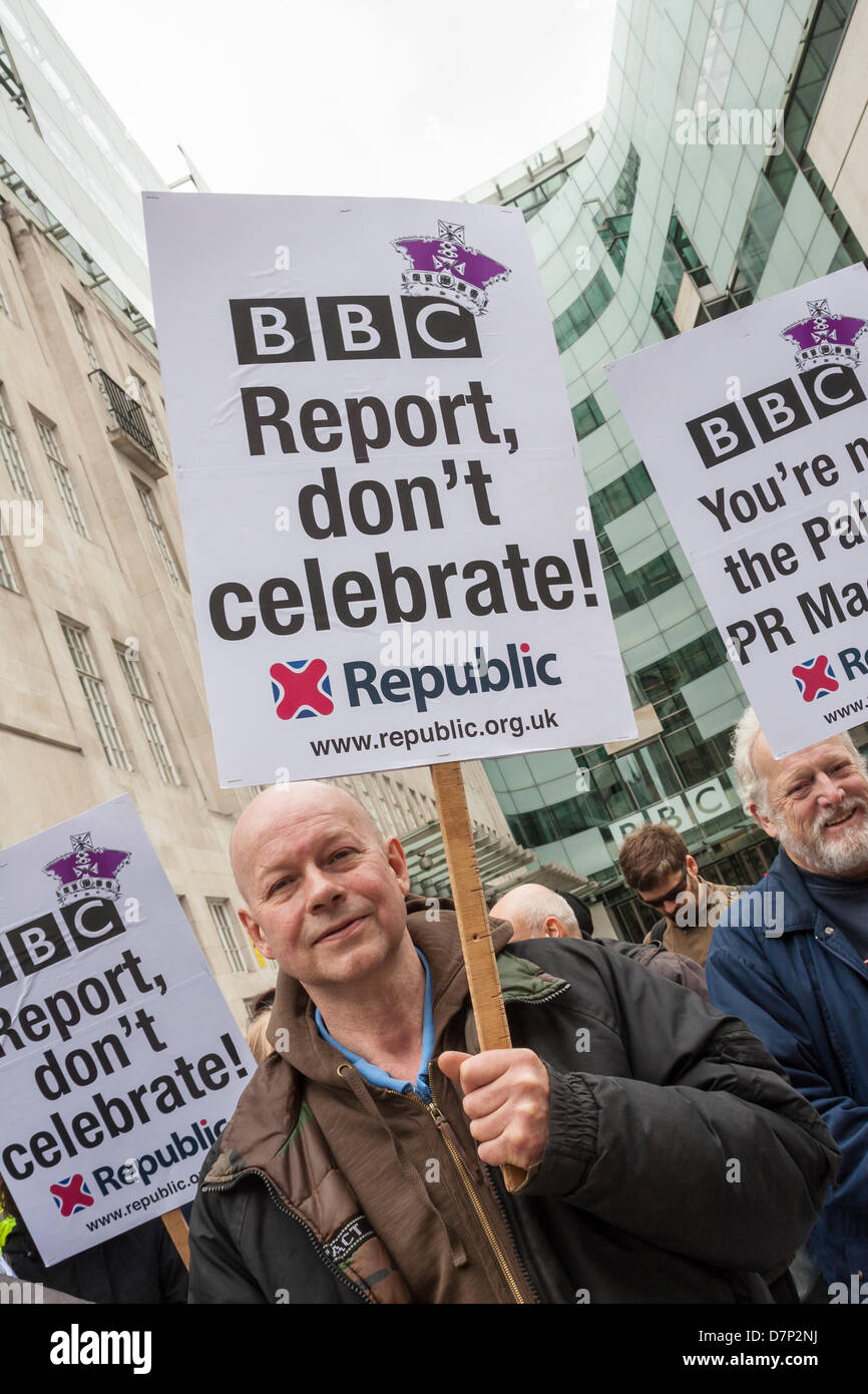 Londra, Regno Unito. 11 maggio 2013. Una repubblica protester esige la BBC riferisce piuttosto che celebra la monarchia britannica. Credito: Paolo Davey/Alamy Live News Foto Stock