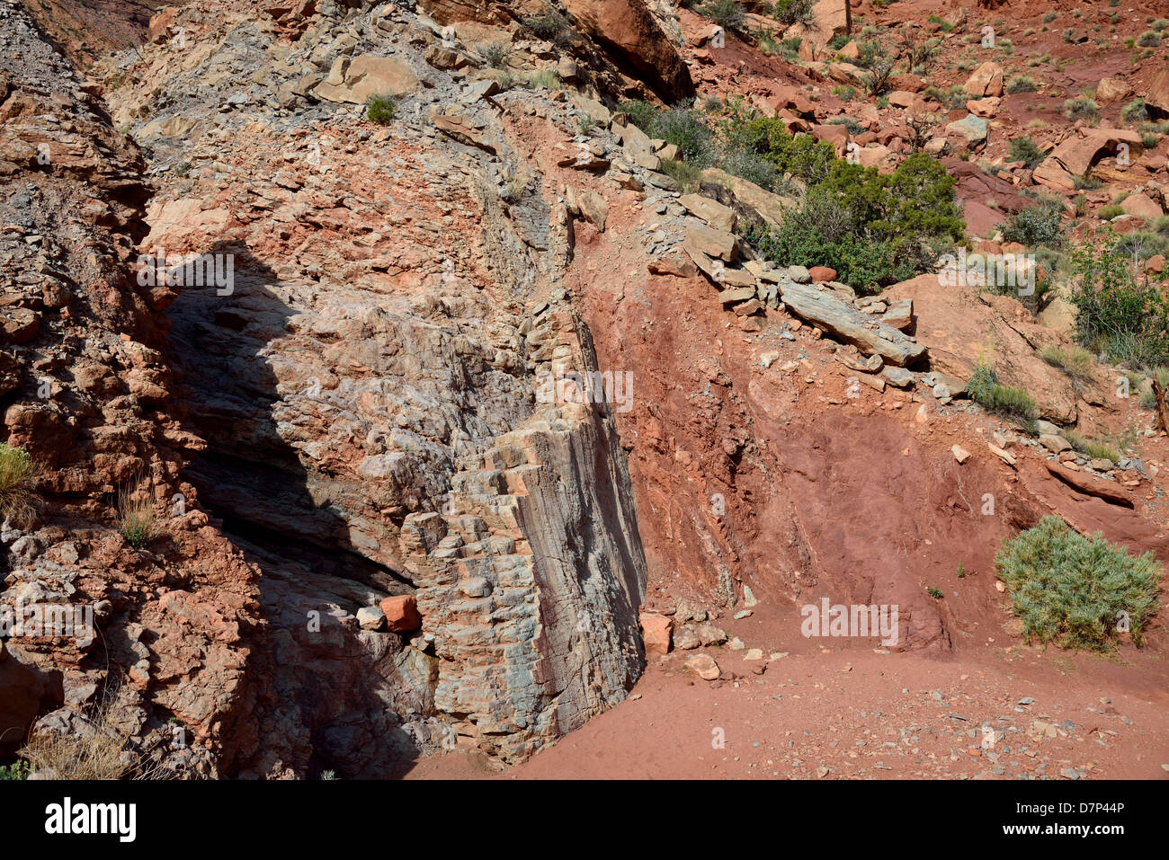 Una anomalia normale compensato in pietra arenaria bianca dal rosso scisto. Parco Nazionale di Arches, Moab, Utah, Stati Uniti d'America. Foto Stock