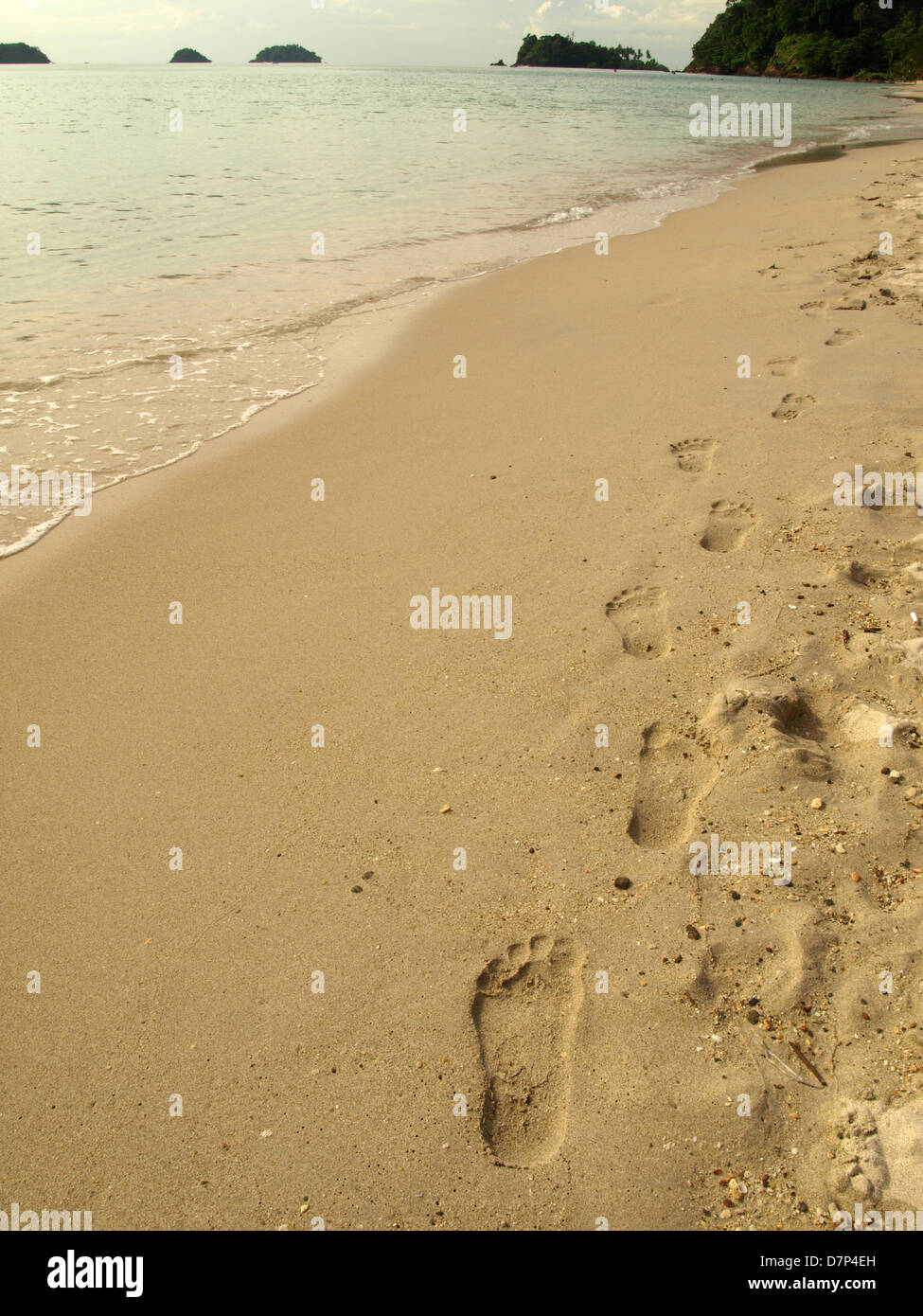 Orme sulla spiaggia sono a piedi Foto Stock