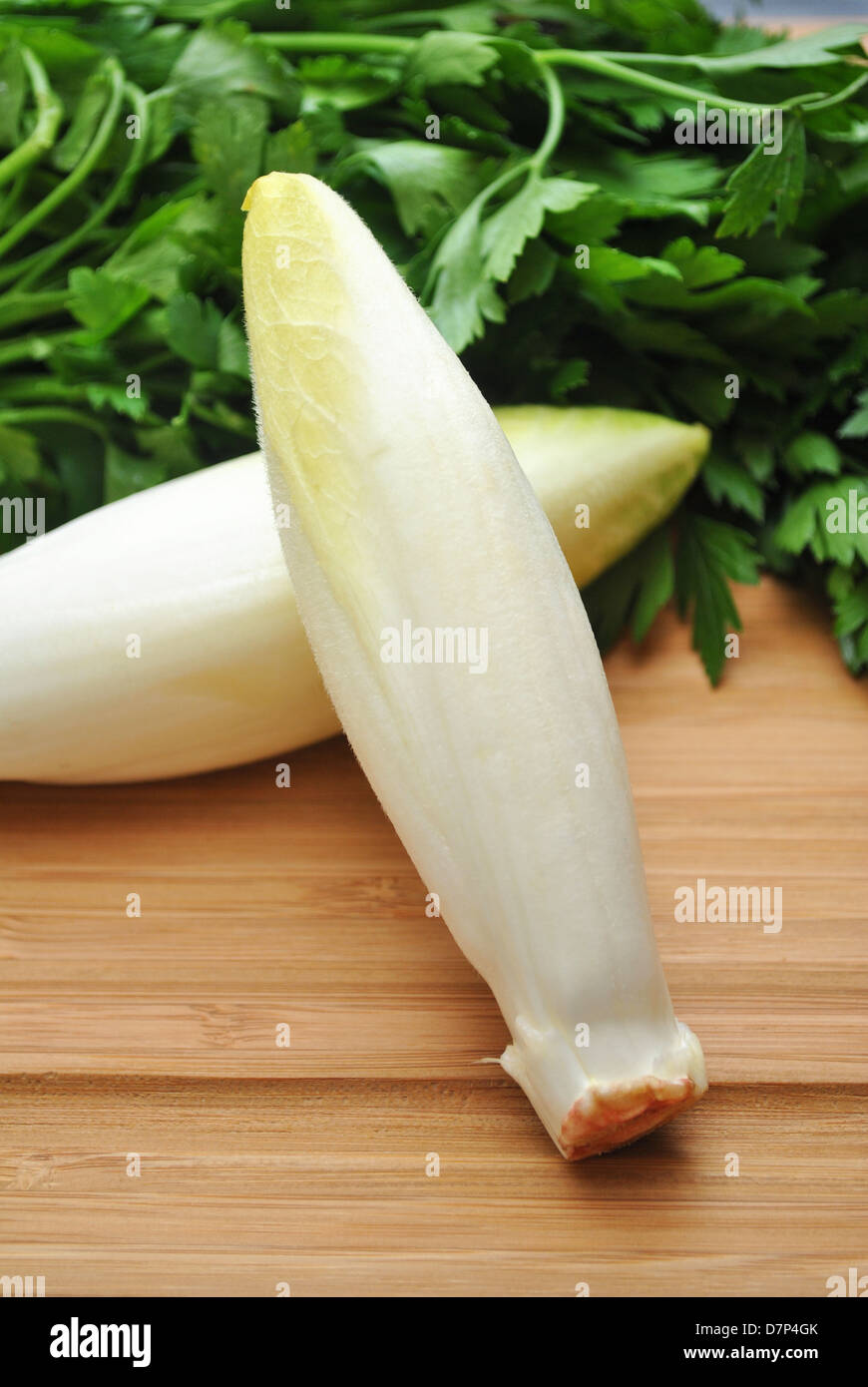 Primo piano di foglie di indivia con italiano prezzemolo verde Foto Stock