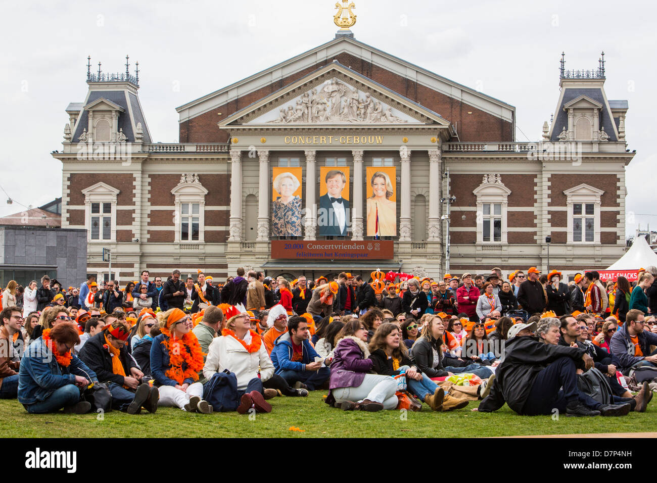 La gente celebra regine annuale giorno su musei Plein square in Amsterdam. Live TV copertura di intronizzazione del re Willem. Foto Stock