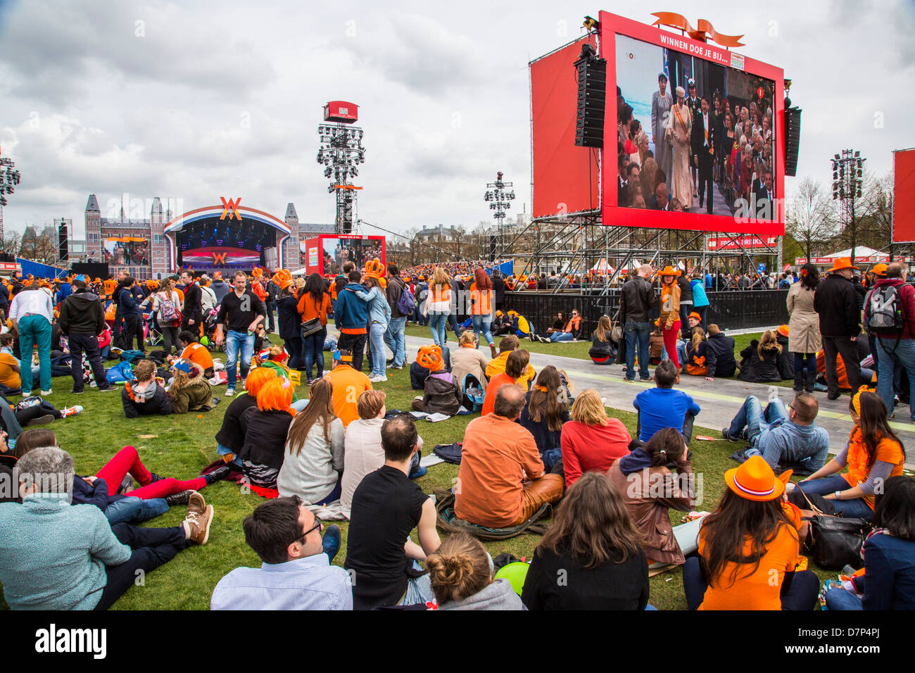 La gente celebra regine annuale giorno su musei Plein square in Amsterdam. Live TV copertura di intronizzazione del re Willem. Foto Stock