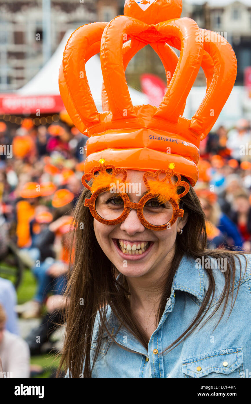 La gente celebra regine annuale giornata nella città vecchia di Amsterdam. Foto Stock