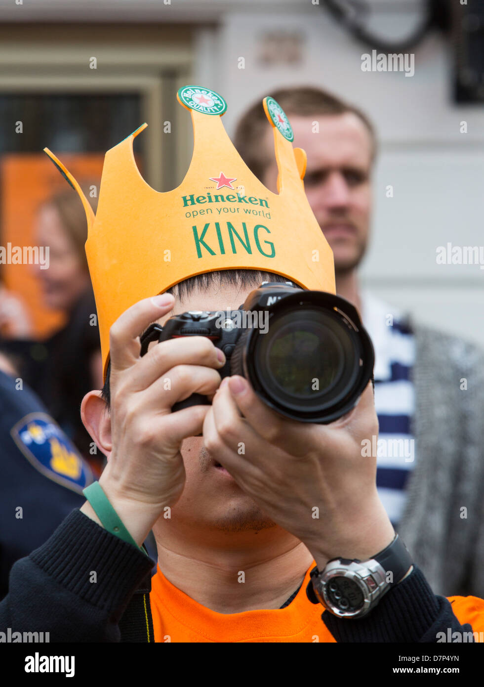 La gente celebra regine annuale giornata nella città vecchia di Amsterdam. Foto Stock