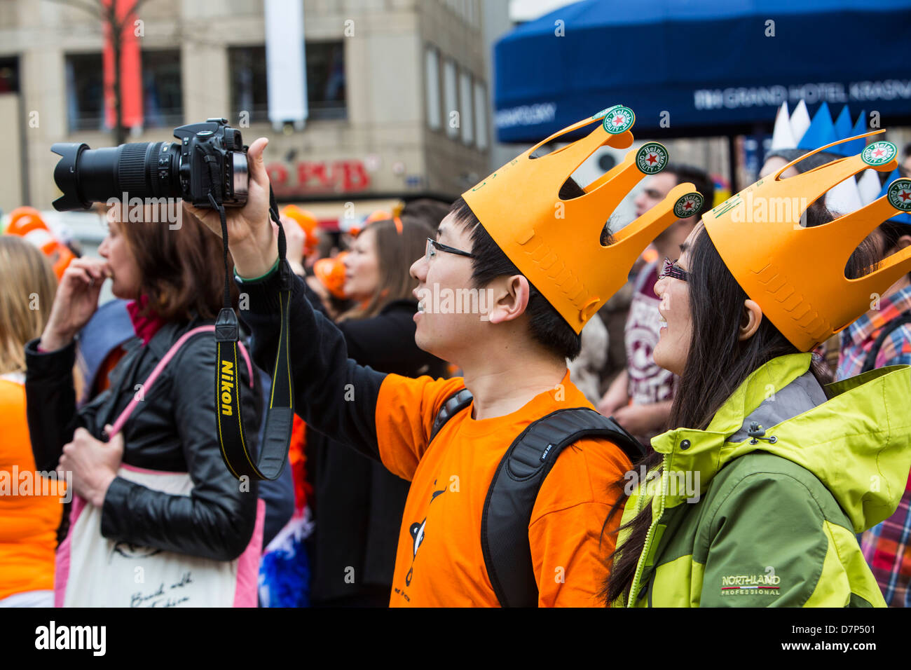 La gente celebra regine annuale giornata nella città vecchia di Amsterdam. Foto Stock