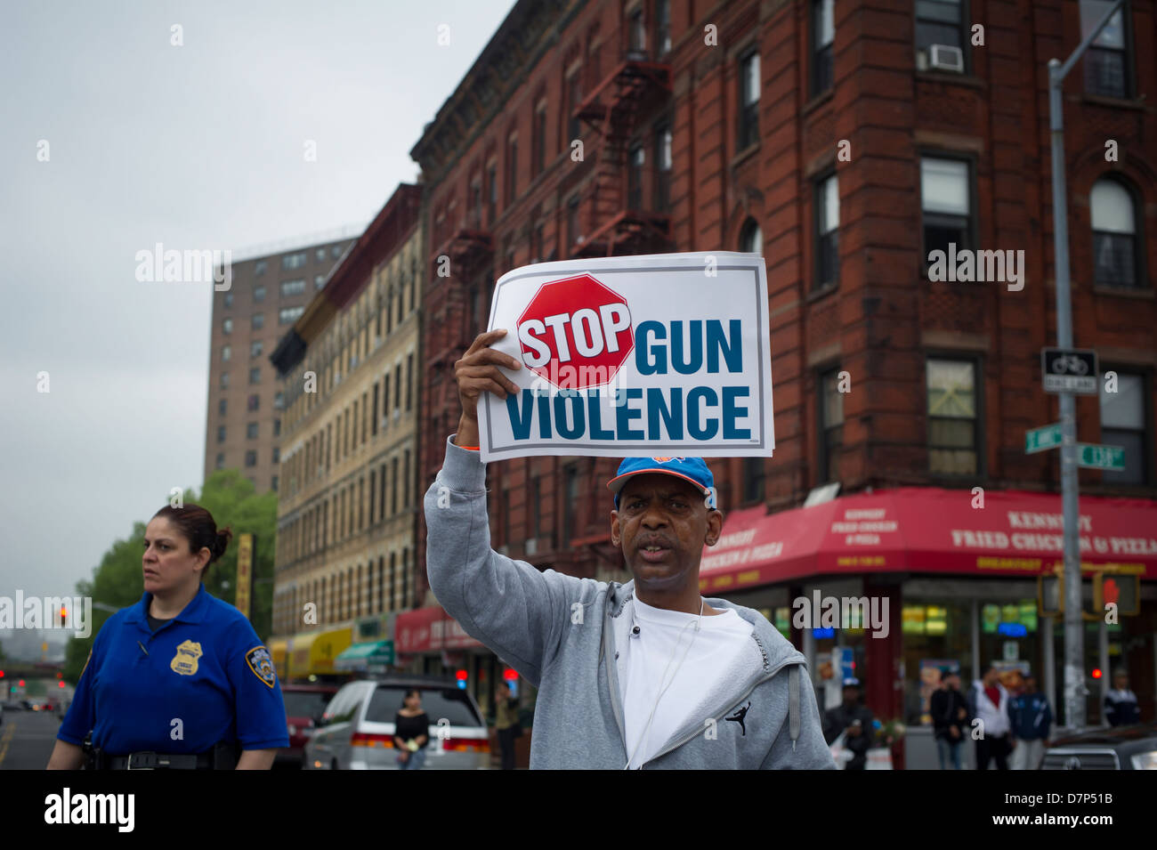 Centinaia marzo attraverso le strade del South Bronx a New York in un anti-gun rally Foto Stock