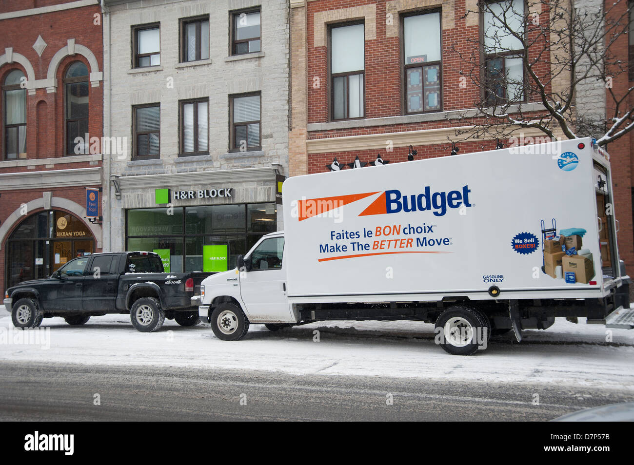 Noleggio di bilancio il carrello per la movimentazione lungo una delle strade principali di Kingston, Ontario, Canada Foto Stock