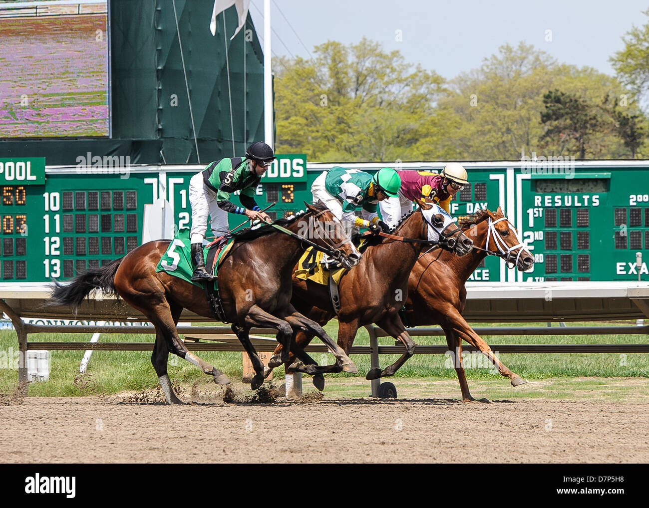 Oceanport, NJ, Stati Uniti d'America, 11 maggio, 2013. In apertura di giornata di gare a Monmouth Park Racetrack in Oceanport, New Jersey, e area del Jersey Shore che è stata duramente colpita dalla sabbia Superstorm lo scorso ottobre. Patrick Morisson/Alamy Live News Foto Stock