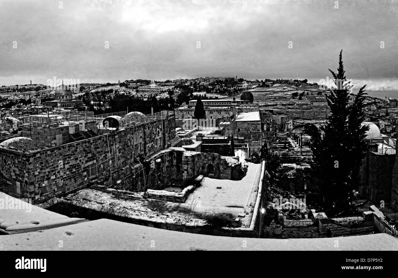 Serata nevosa Panorama di Gerusalemme la città vecchia , la cupola in pietra, Moschea di Al-Aqsa, la montagna di olive foto in bianco e nero Foto Stock