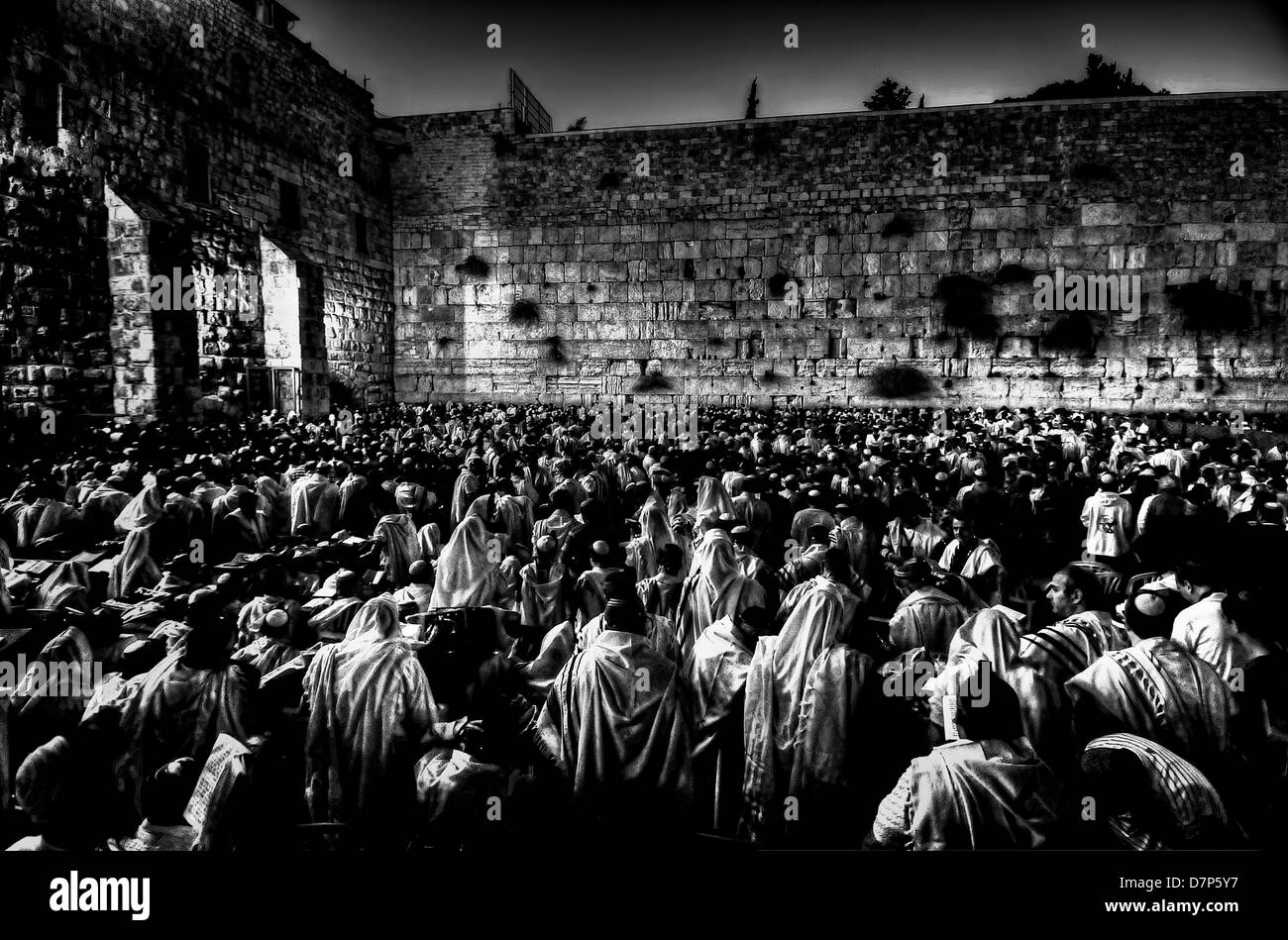 Preghiere nella parete occidentale al tramonto, Yom Kipur prega di massa, la città vecchia di Gerusalemme. Foto in bianco e nero. Foto Stock