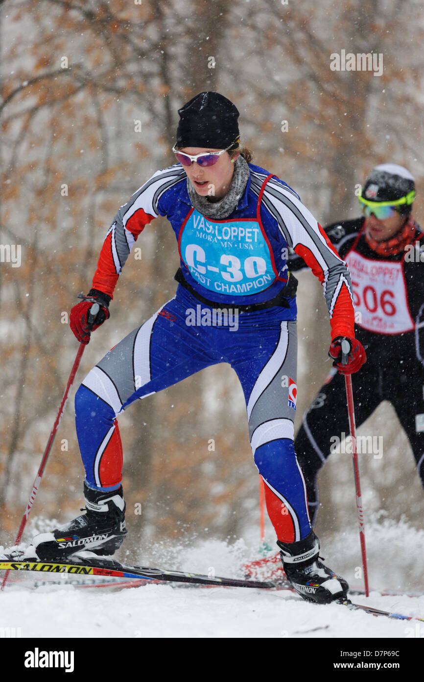 Campione del passato Elaine Nelson sul sentiero tra il Lago di coltello e Mora durante la Mora Vasaloppet gara di sci di fondo. Foto Stock