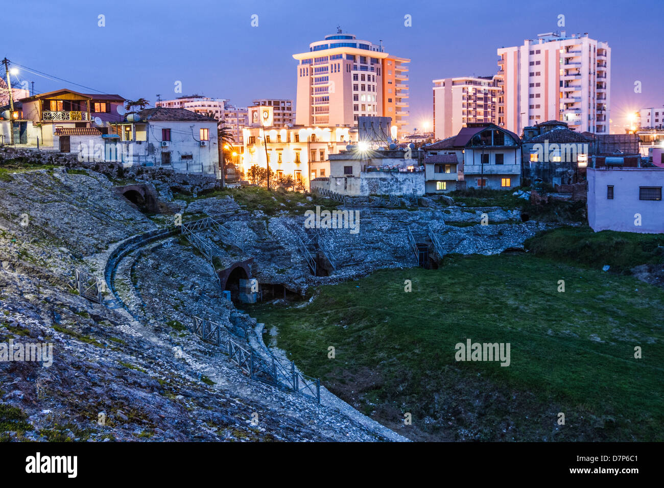 Anfiteatro di Durazzo al crepuscolo. L'Albania Foto Stock