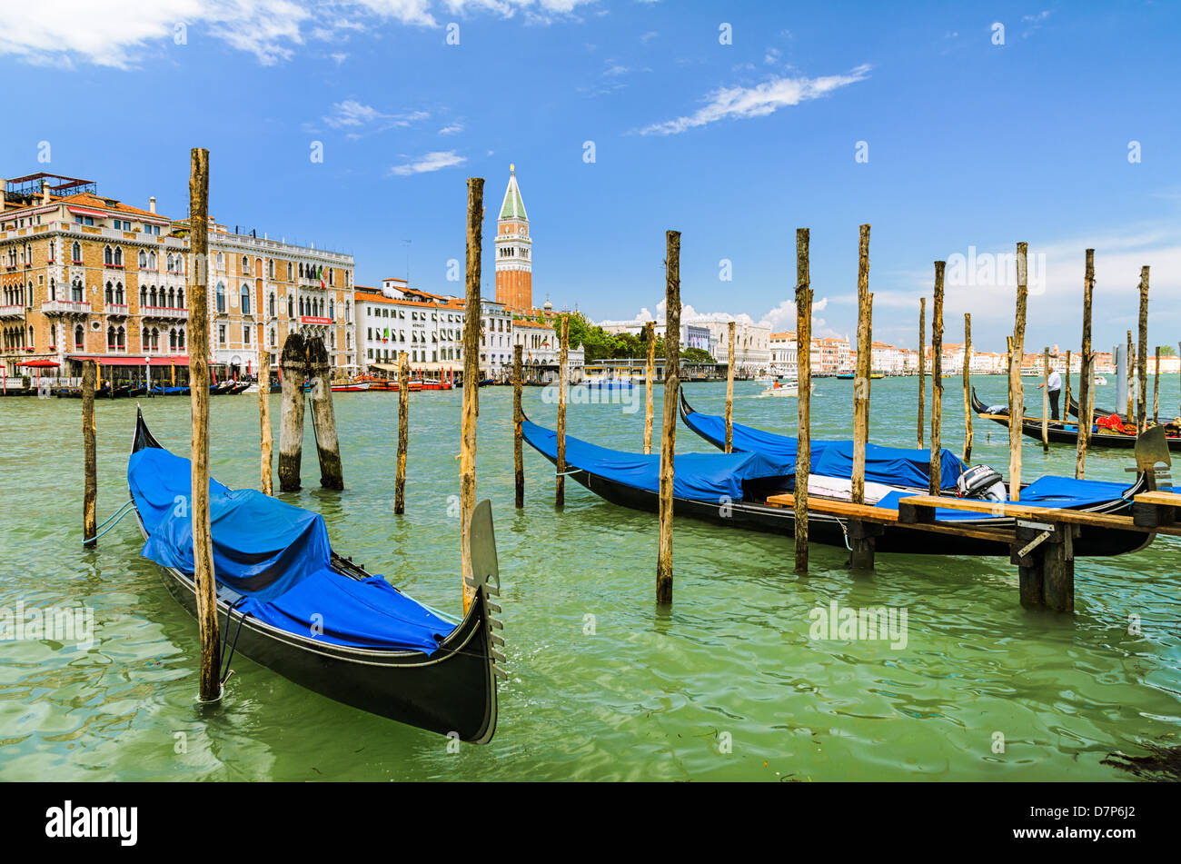 Gondalas sul Canal Grande a Venezia con la Piazza San Marco in background, Italia Foto Stock