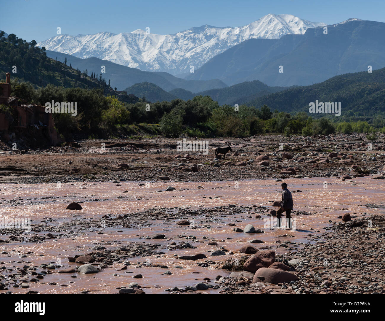 Il Marocco, Marrakech - Ourika River Valley, il fiume in primavera ondata. A Ourika village. Foto Stock