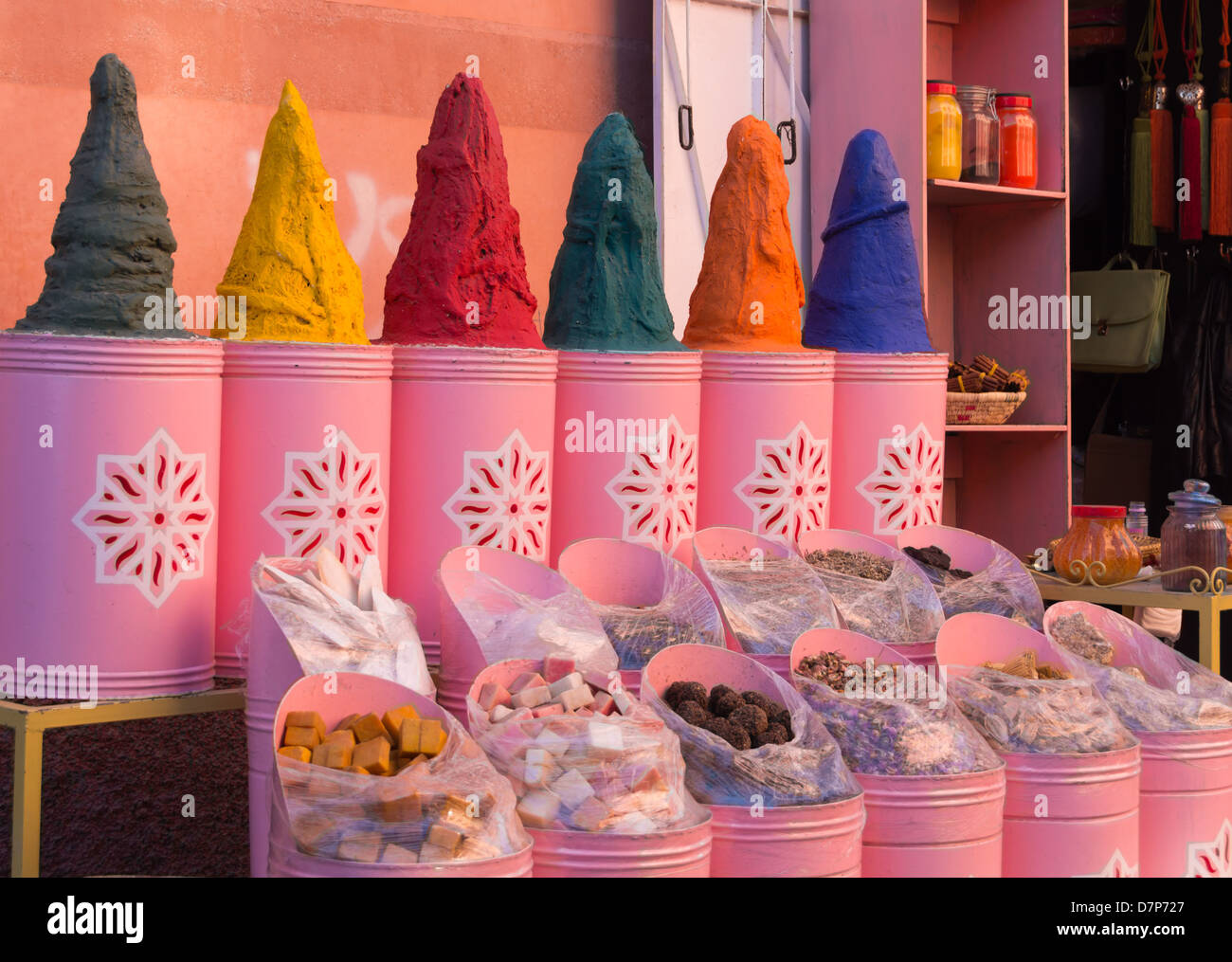 Marrakech - Coni di gesso pubblicizzare il pigmento e il colorante di vendite. Foto Stock