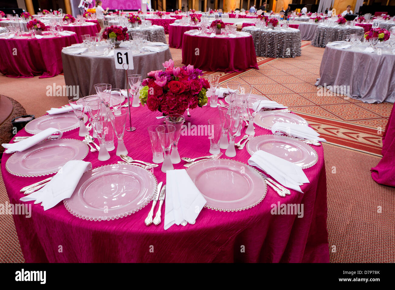 Tavolo da pranzo impostazioni per grandi eventi Foto Stock