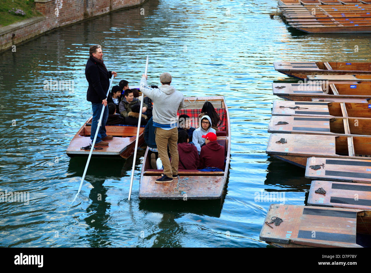 Studenti Cinesi punting lungo il fiume Cam, Cambridge, Inghilterra Foto Stock