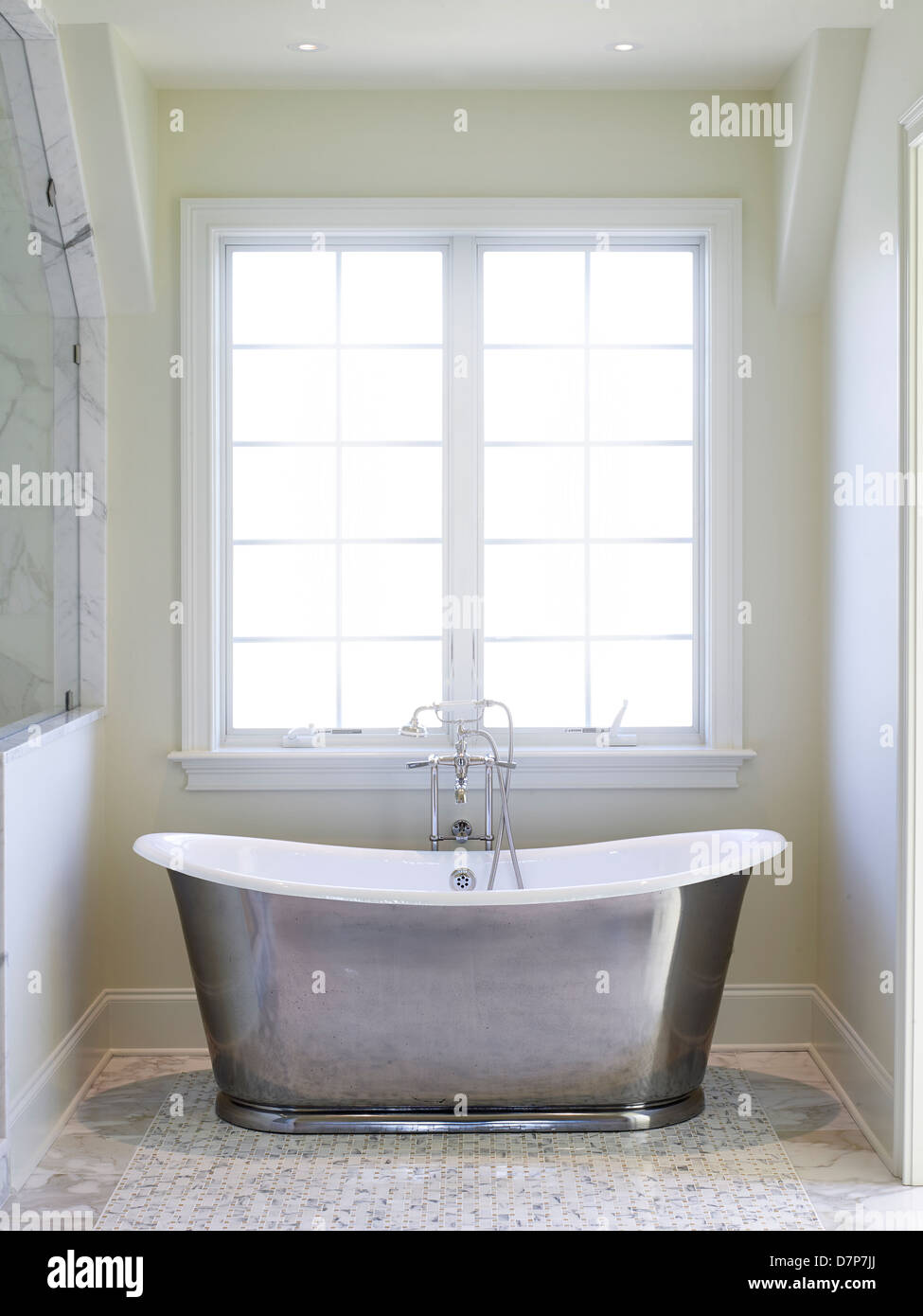 Vasca da bagno profonda in un lussuoso bagno in camera Foto Stock
