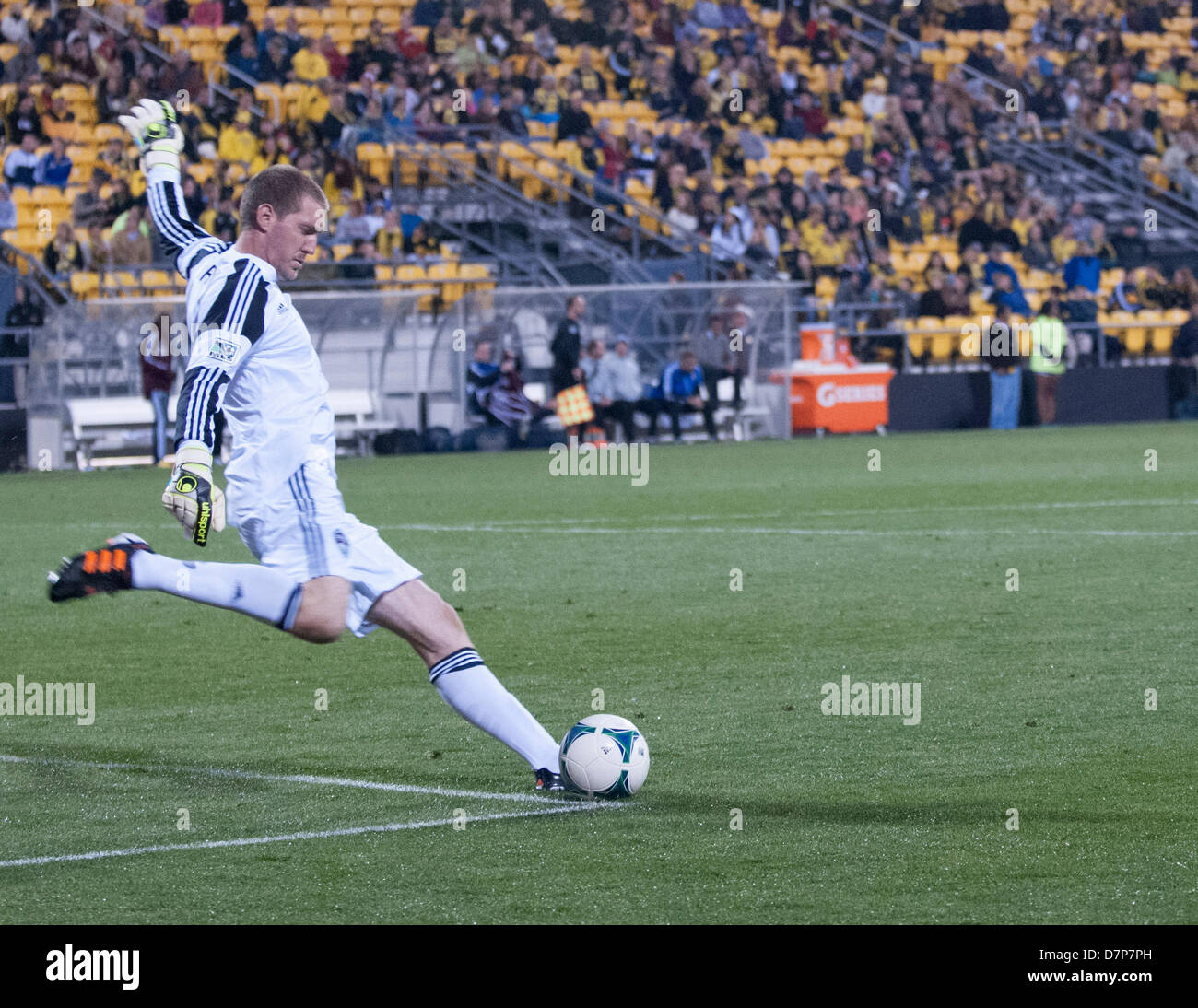 Columbus, Ohio. 11 Maggio, 2013. Clinton Irwin del Colorado Rapids aziona la sfera verso il basso il passo in rapida 2-0 della vittoria sul Columbus Crew. Brent Clark/Alamy Live News Foto Stock