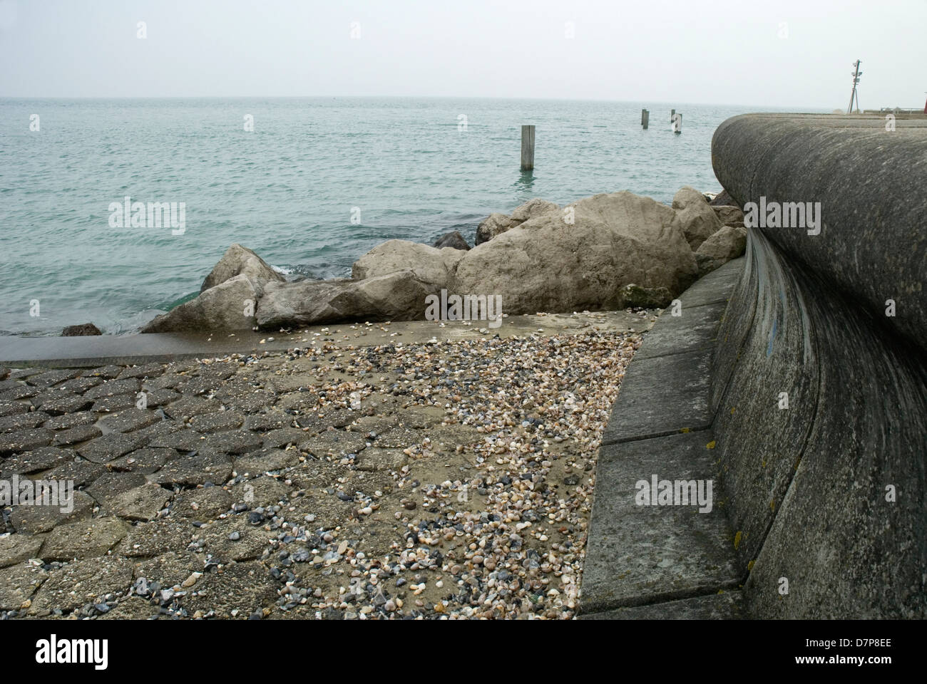 Linea di costa del mare rocce ciottoli per la difesa del mare Foto Stock