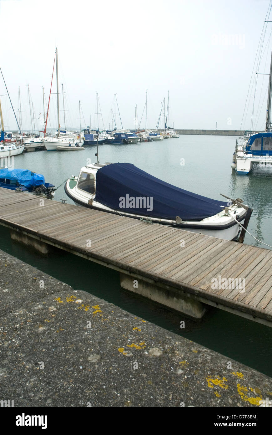 Barche a vela ormeggiata in porto turistico Foto Stock