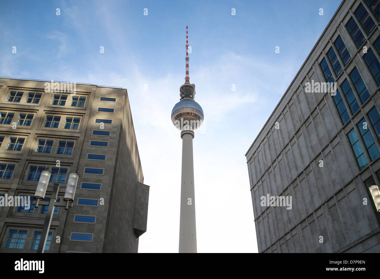 La torre della TV di Berlino Berliner Fernsehturm' vista dalla piazza Alexanderplatz Foto Stock