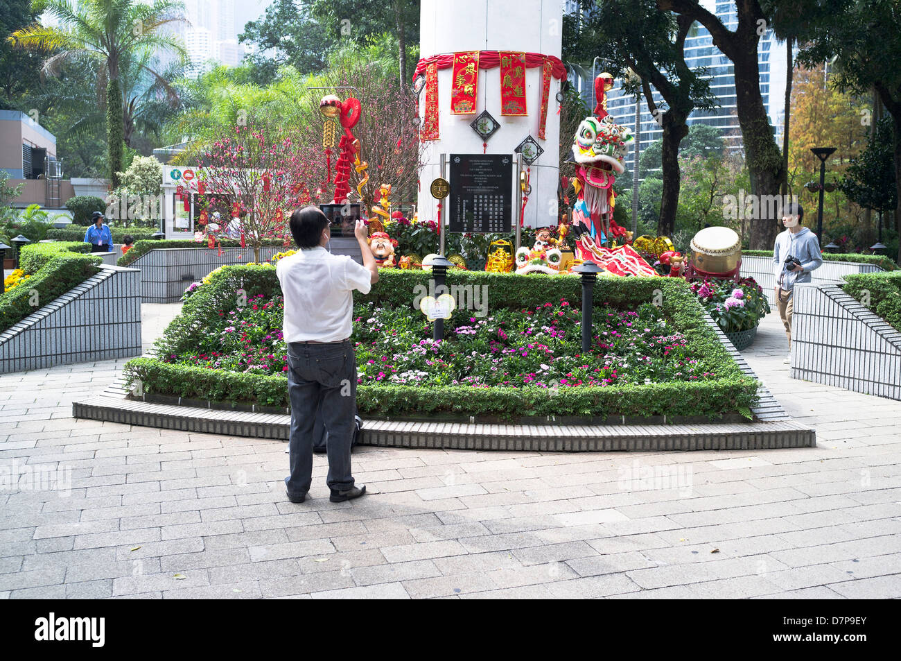 Dh Hong Kong Park Central HONG KONG uomo cinese ipad fotografare in cinese di Nuovo Anno Visualizzazione Foto Stock