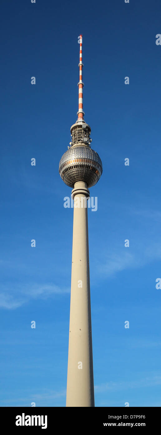 La torre della TV di Berlino Berliner Fernsehturm' vista dalla piazza Alexanderplatz Foto Stock