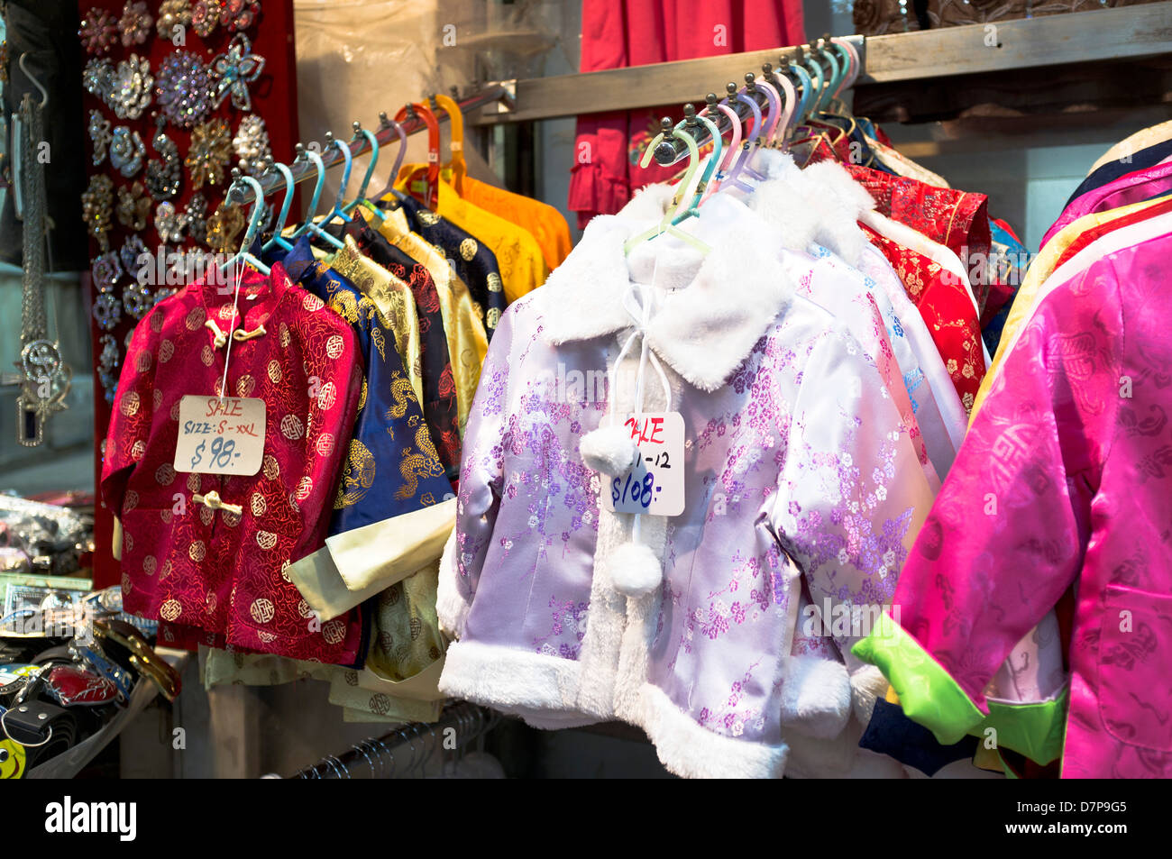 dh Jardines bazaar CAUSEWAY BAY HONG KONG tradizionale cinese giacche di seta per bambini Street market stalla cina tradizione vestiti bambini vestire bambini Foto Stock