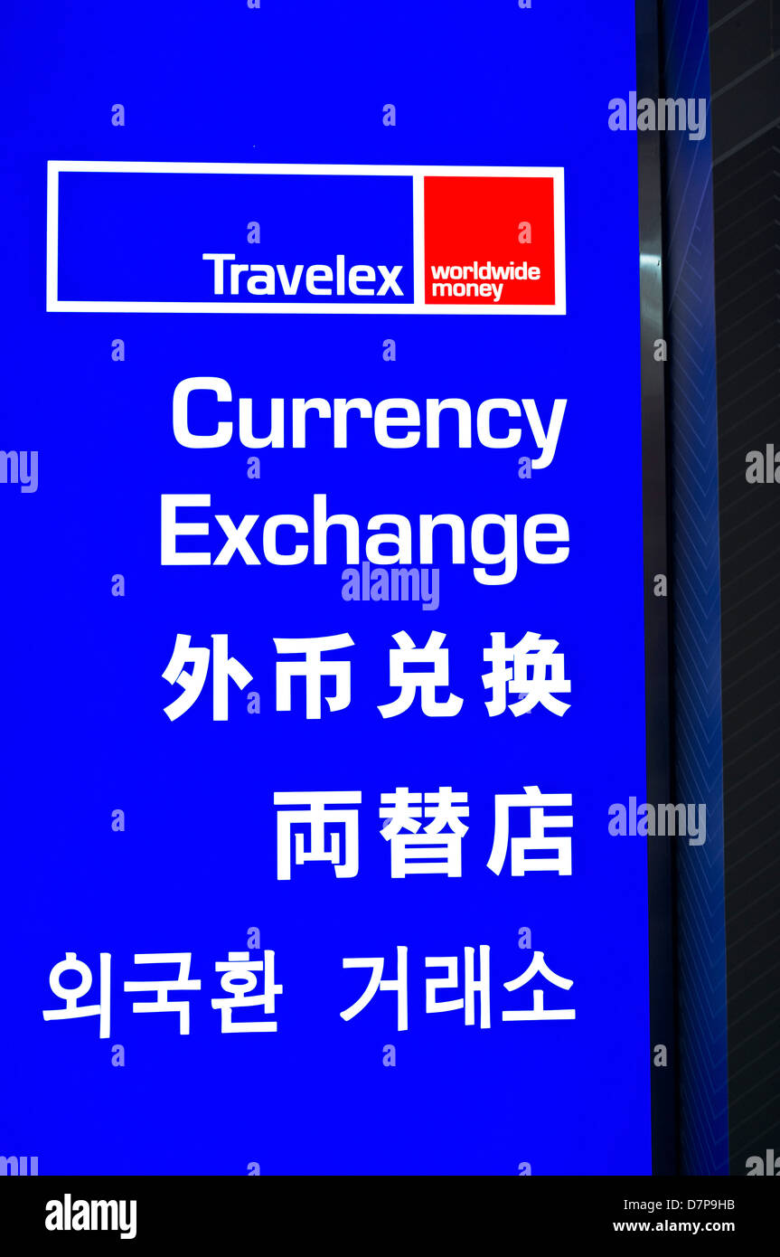Dh Travelex foreign exchange HONG KONG Tourist Cambio valuta bilingue segni inglese Cina segno di denaro Foto Stock