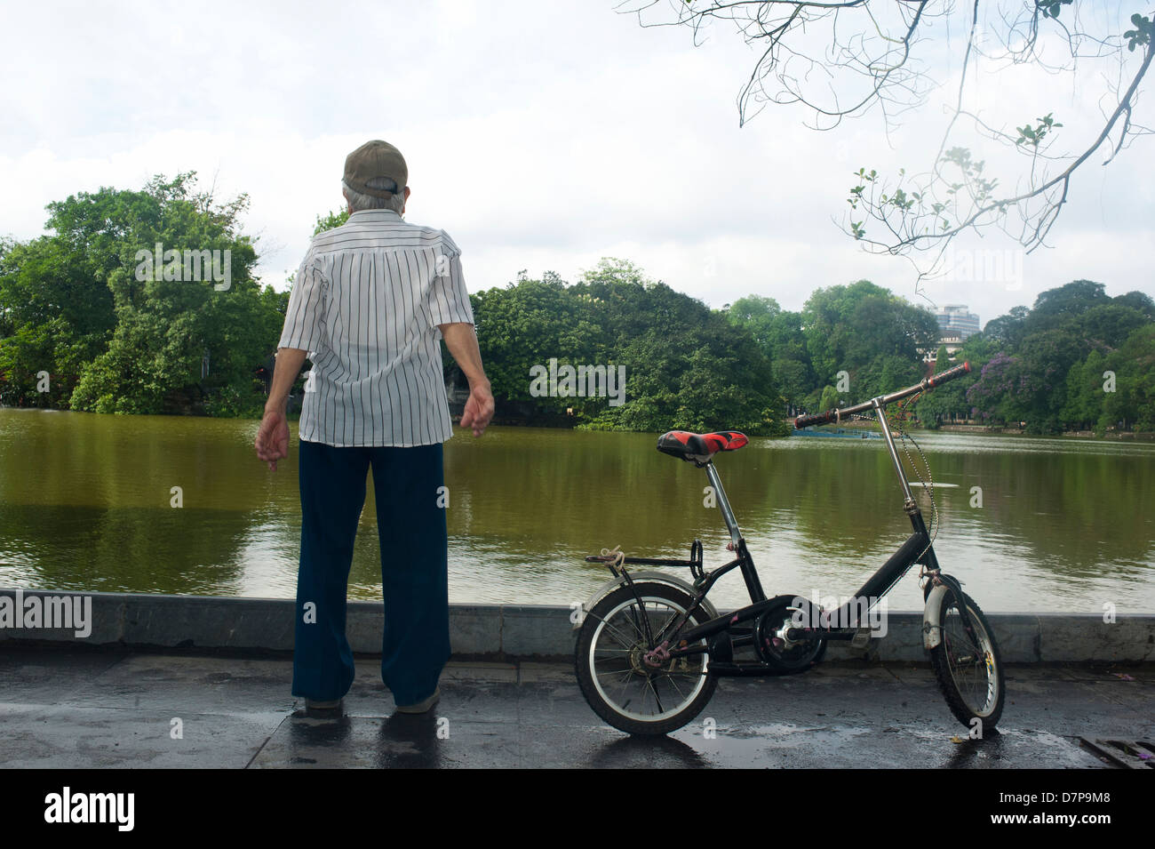 Hanoi, Vietnam - Persone facendo esercizi del mattino al lago Hoan Kiem Foto Stock