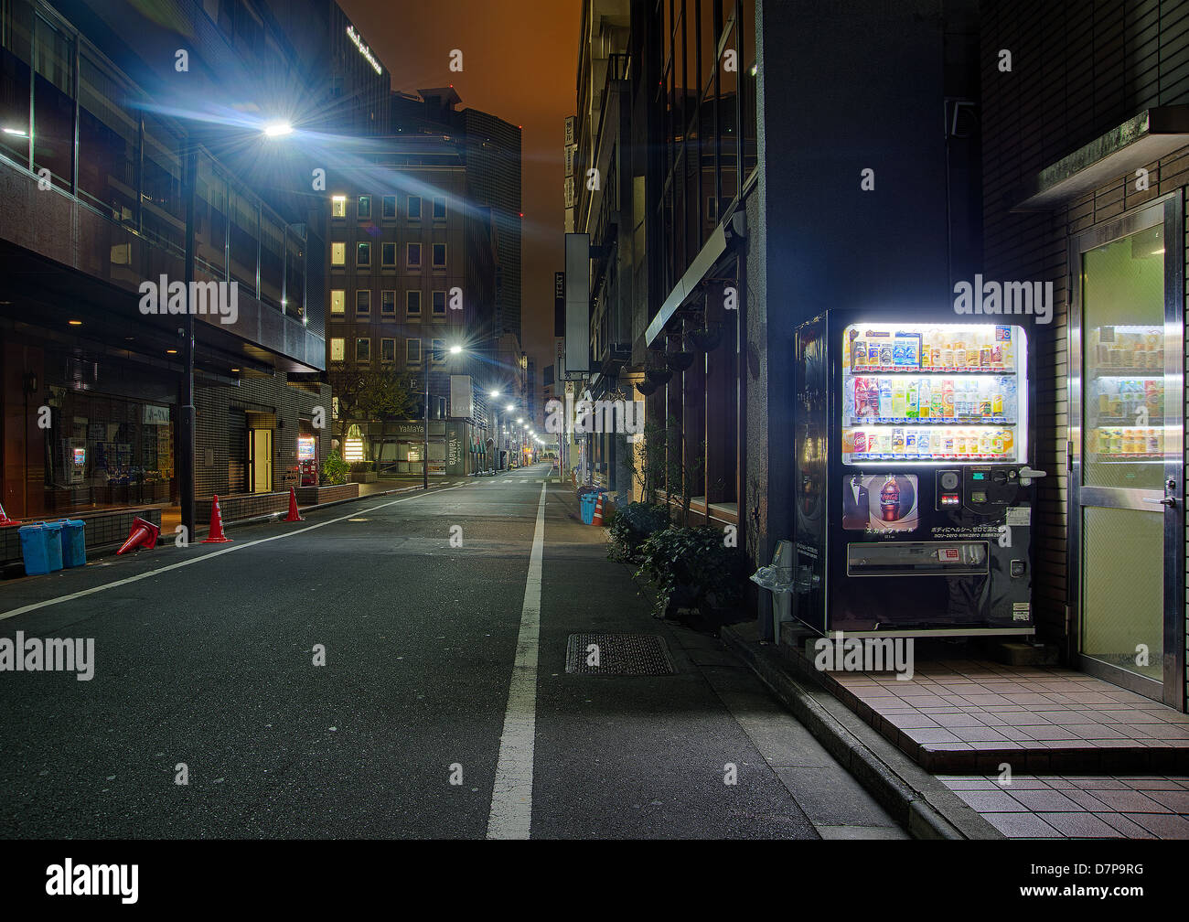 Strada di Tokyo di notte con un distributore Foto Stock