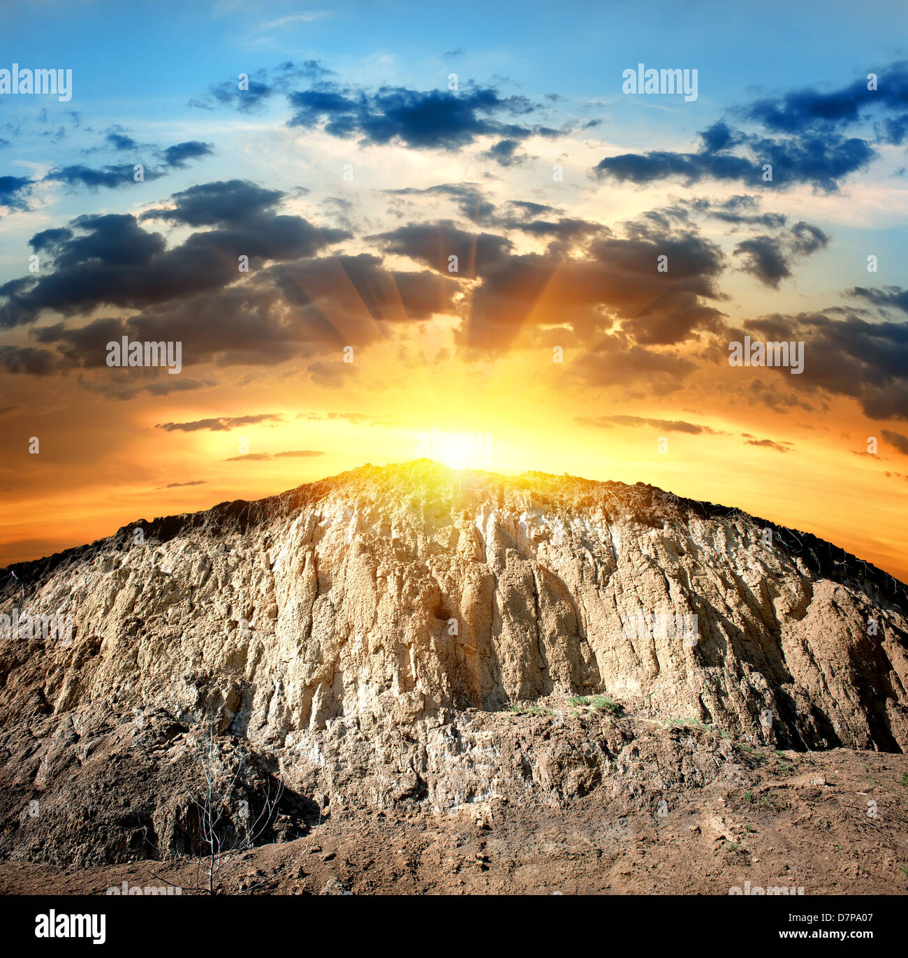 Scenic roccia gialla sotto i raggi del sole di sera Foto Stock