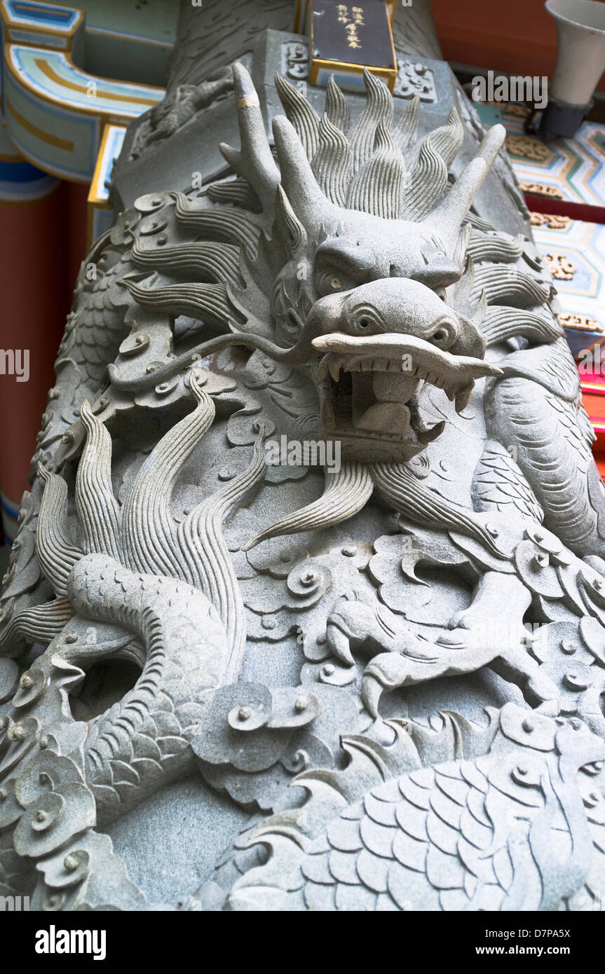 monastero dh po Lin ISOLA DI LANTAU ISOLE DI HONG KONG Cinese statua del drago pilastro che protegge l'ingresso al tempio orientale Foto Stock