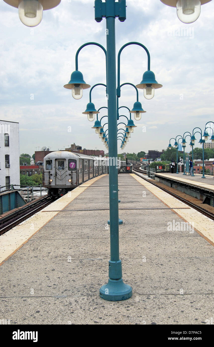 Numero 7 del treno metropolitana sopraelevata avvicinando il Woodside Avenue stazione nel Queens, a New York. Foto Stock