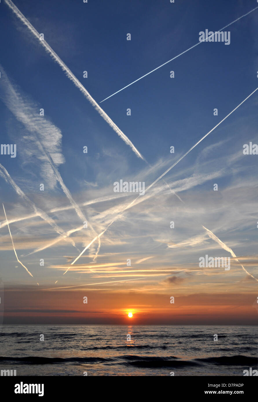 Tramonto e contrails Foto Stock